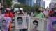 Familiares de los 43 normalistas de Ayotzinapa marchan en demanda de justicia
