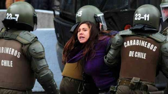 La policía de Chile admitió que algunos de sus hombres desnudaron a estudiantes que exigían en protestas mejoras en la educación.