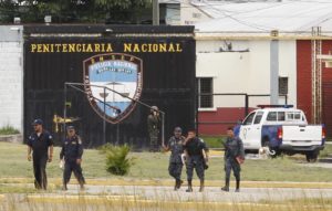 retirar policías y militares de las cárceles
